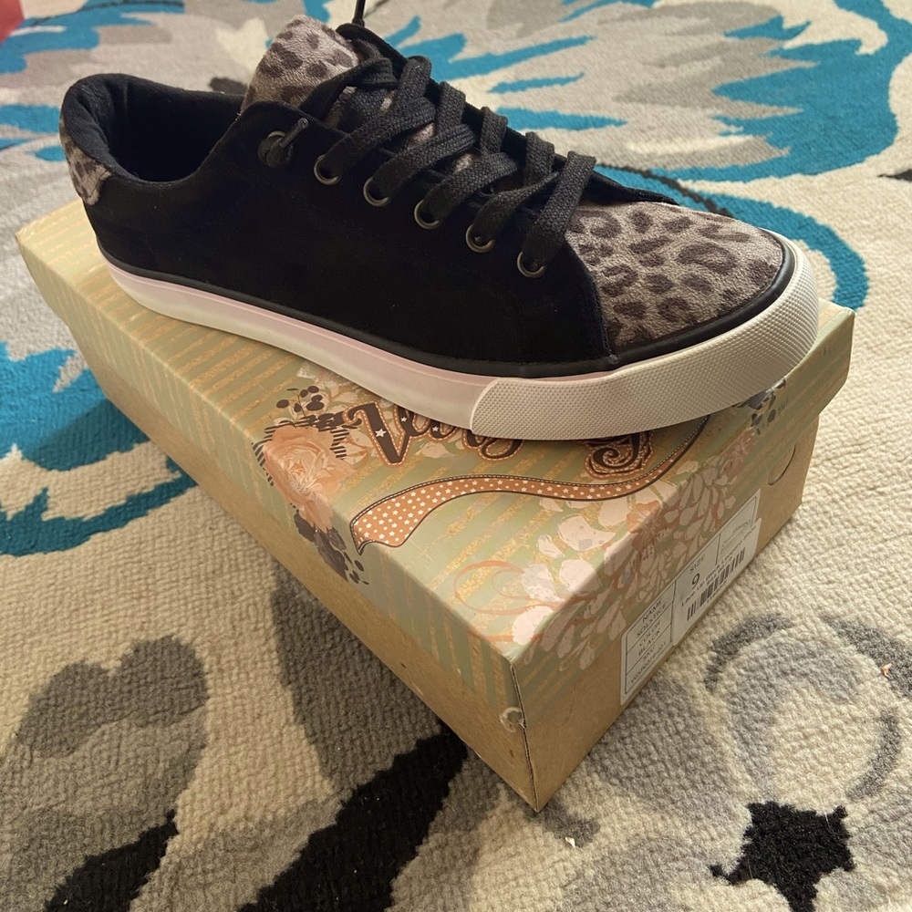 Very G sneakers- cute- brand new size 9